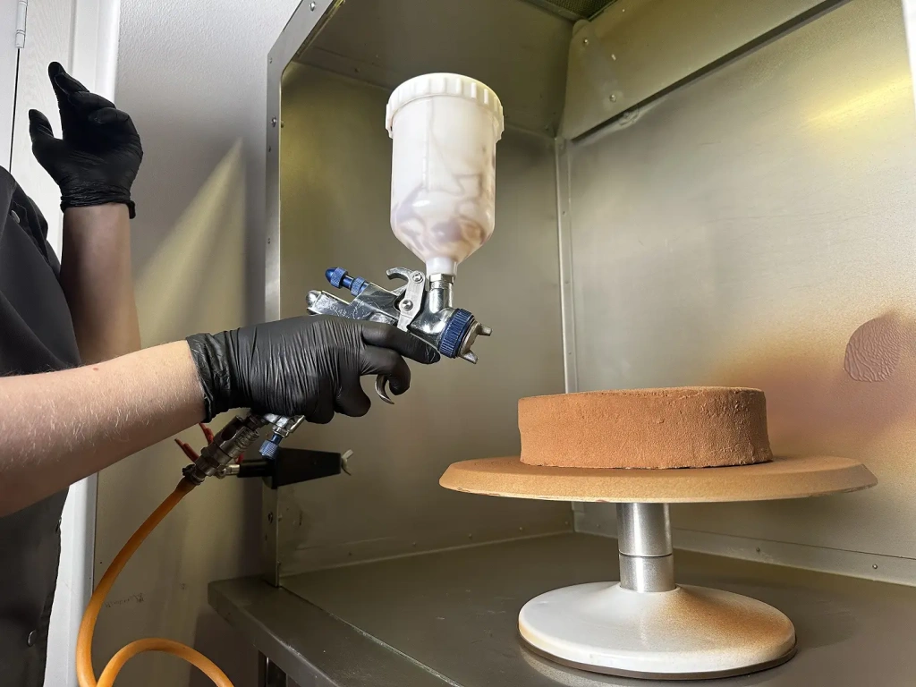 spruzzatura burro di cacao in cabina